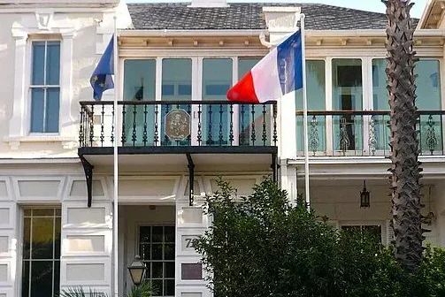 L'ambassade de France avec les drapeaux français et européen, au centre de la tension diplomatique avec Madagascar.