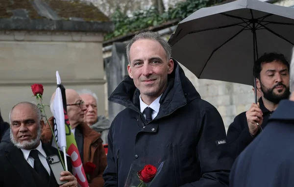 Un militant du Parti socialiste tenant une rose lors d'un rassemblement.