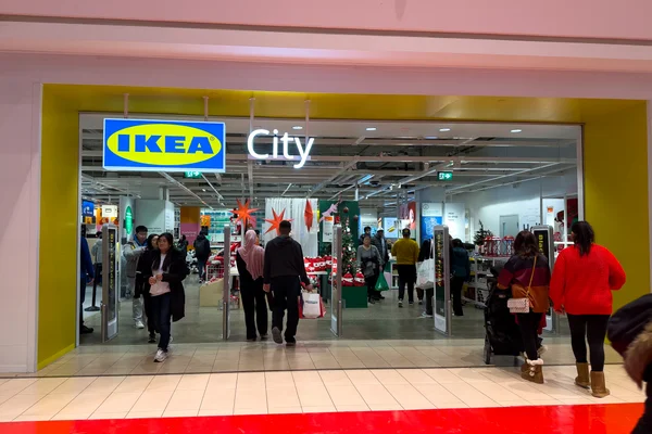 L'entrée du magasin IKEA City au Scarborough Town Centre avec des clients et des décorations de fêtes.