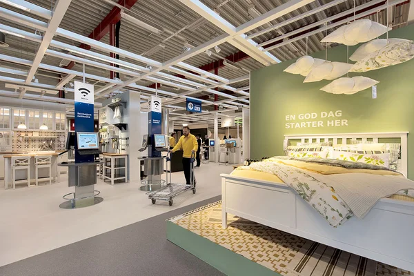 Vue de l'intérieur du nouveau concept de magasin Ikea Compact à Tromsø, avec ses showrooms et ses bornes interactives.