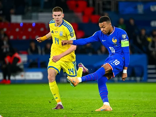 Kylian Mbappé en action avec le maillot numéro 10 de l'équipe de France.