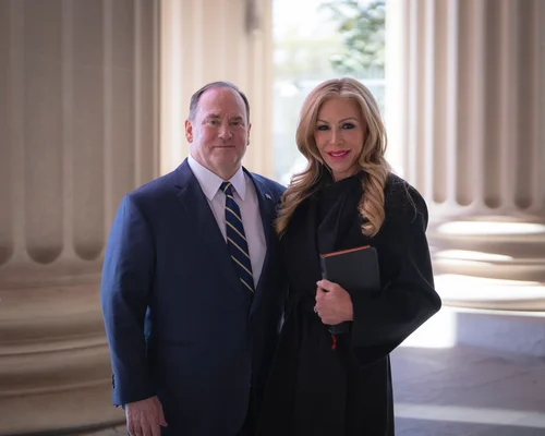 John Phelan lors de sa prestation de serment en tant que 79e secrétaire à la Marine.