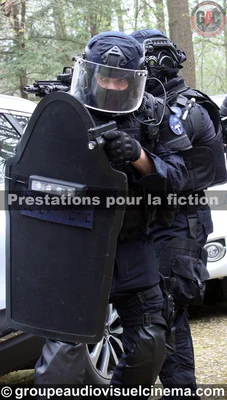Opérationnels du GIGN utilisant un bouclier balistique lors d'une intervention.