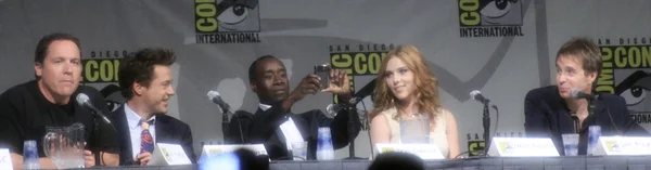Jon Favreau et le casting d'Iron Man 2 lors du San Diego Comic-Con 2009.