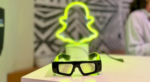 Les nouvelles lunettes connectées Spectacles Snap avec le logo emblématique de la marque.