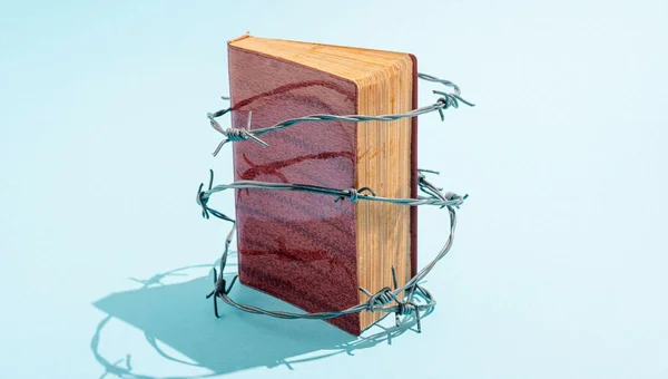 Illustration d'un livre entouré de barbelés en lien avec la censure littéraire.