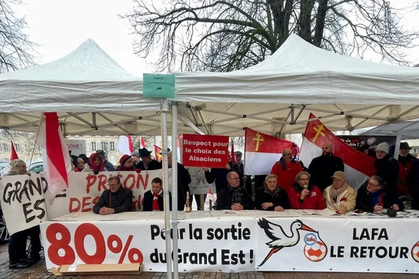 Mouvement de contestation avec des drapeaux alsaciens et des banderoles demandant la sortie du Grand Est.