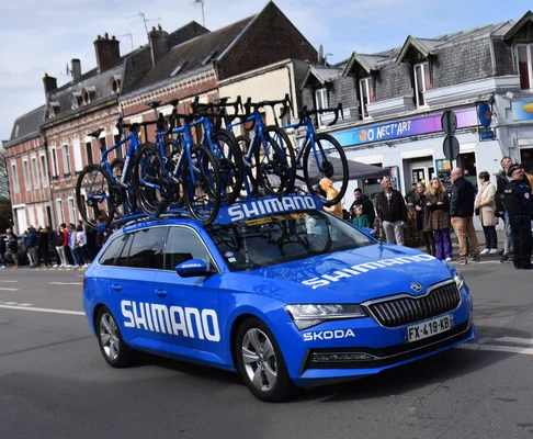 Véhicule de service neutre Shimano transportant des vélos bleus lors de Paris-Roubaix 2024.
