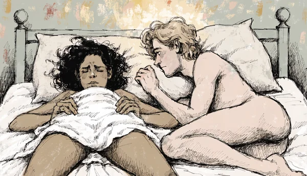 Femme nue allongée sur le dos dans un lit, mains serrant les draps, visage contracté par la douleur au niveau du bas-ventre, partenaire nu à côté d'elle