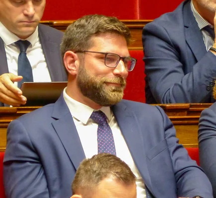 Chantier de construction d'immeuble en béton avec grues.