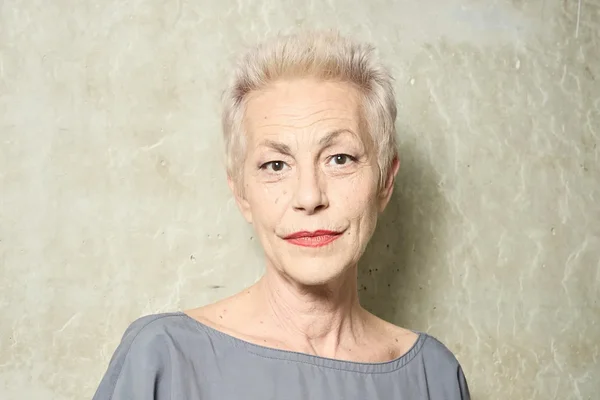 Lio portant un blazer floral et des bijoux imposants.