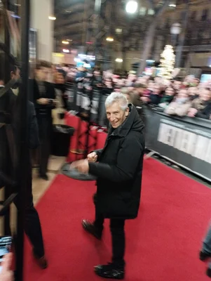 Nagui arrivant sur le tapis rouge pour l'avant-première de 'Better Man' au Grand Rex le 13 décembre 2024.