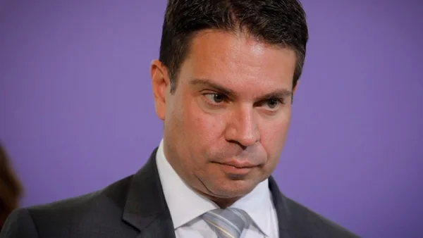 Alexandre Ramagem s'exprimant devant un micro, juxtaposé à une intervention d'un agent de l'ICE.