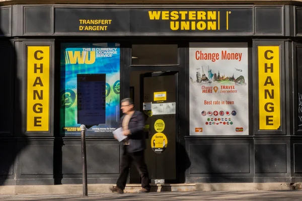 Devanture d'un point de vente Western Union spécialisé dans les transferts d'argent à l'étranger.