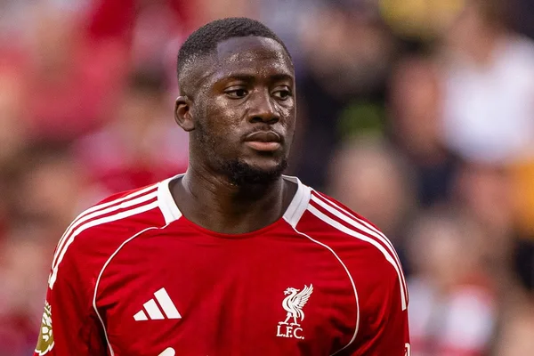 Ibrahima Konaté en maillot rouge de Liverpool, visage en sueur, dans le stade.