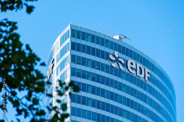 Le siège d'EDF dans le quartier d'affaires de Paris-La Défense avec son logo visible sur la façade.