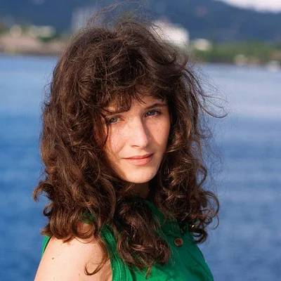 Elsa Lunghini posant devant un paysage naturel.