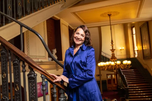 Katya Adler dans un intérieur élégant.