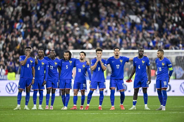 Les joueurs de France alignés sur le terrain du Stade de France lors d'une cérémonie pré-match.
