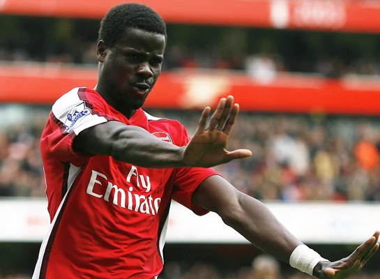 Emmanuel Eboué s'exprimant during d'une rencontre avec le maillot d'Arsenal.