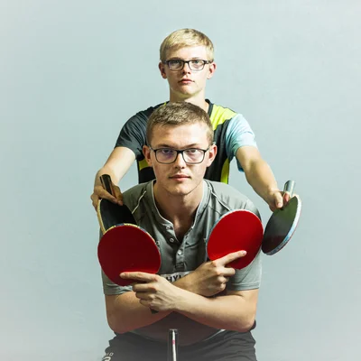 Les frères Lebrun exhibant leurs raquettes lors d'une séance photo