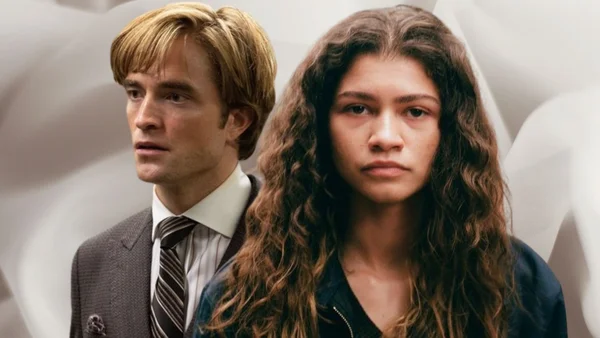 Robert Pattinson prenant un selfie avec des fans sur le tapis rouge de l'avant-première de The Drama à Paris.