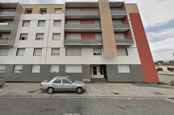 Vue d'un immeuble et d'un véhicule garé dans le quartier où des policiers ont été visés par des tirs à Castres.