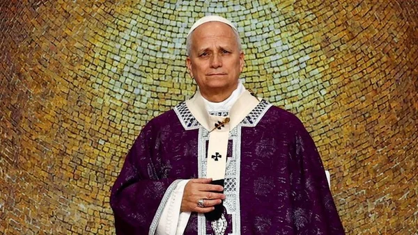 Un prélat en habits religieux viole tenant un objet cérémonial devant un fond mosaïque doré.