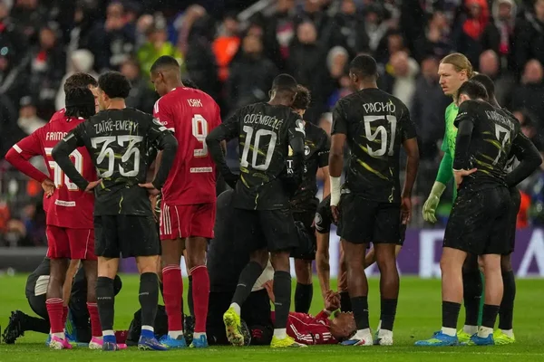 Le regroupement des joueurs autour de Hugo Ekitiké après sa blessure.