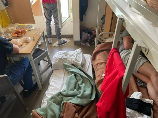 Illustration de la surpopulation carcérale et de la précarité des conditions de détention.