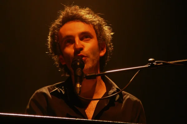 Vincent Delerm interprétant une chanson face à son clavier lors d'un concert à La Cigale.