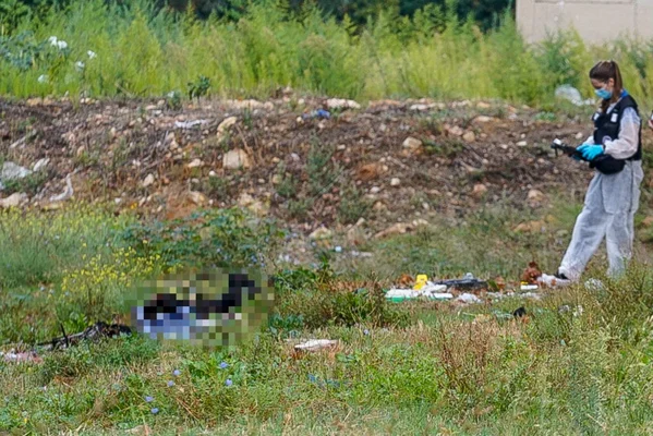 Intervention technique au Parc Corot à Marseille après la découverte d'un corps entièrement brûlé.