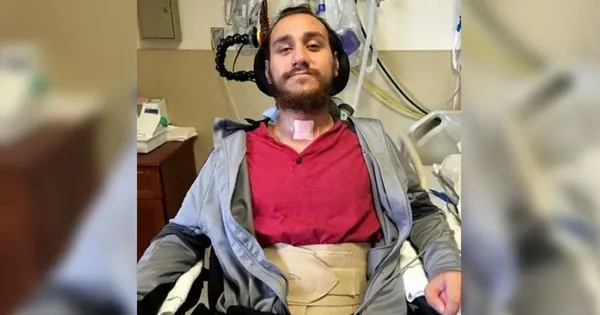 Un patient entouré d'équipements médicaux dans un environnement clinique.