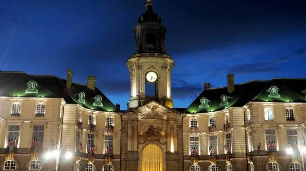 Mise en valeur nocturne du patrimoine architectural rennais.
