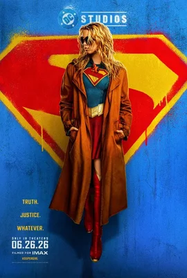 Affiche officielle du film Supergirl avec Milly Alcock en costume et trench-coat marron.