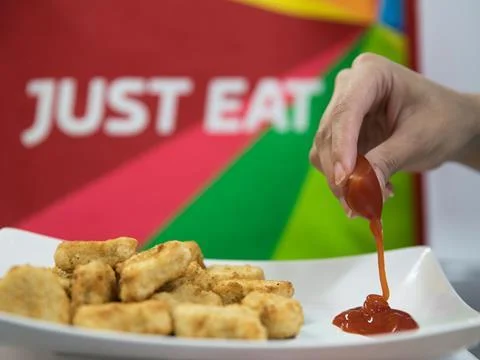 Utilisation d'un emballage comestible Notpla pour du ketchup lors d'un repas.