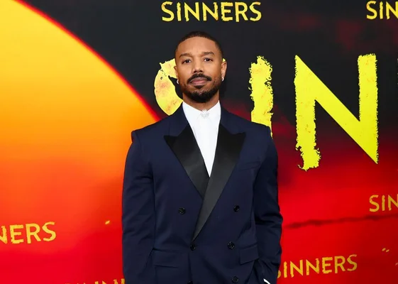 Portrait de Michael B. Jordan, lauréat d'un Oscar pour son rôle dans « Sinners ».