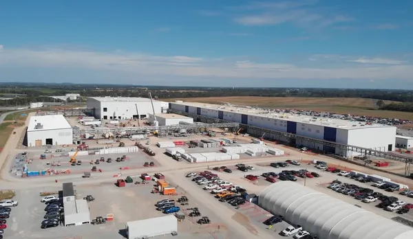Site industriel d'Ascend Elements en construction sous un ciel bleu dégagé.