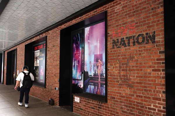 La façade d'un bâtiment Live Nation avec son enseigne et des affiches de concerts.