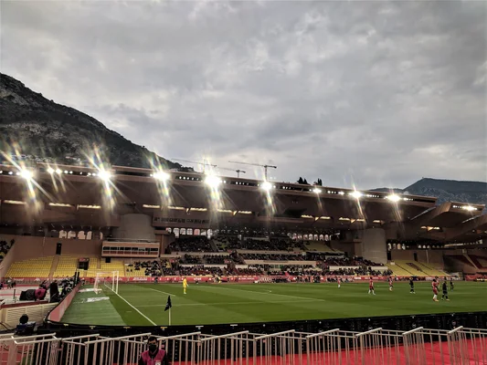 L'AS Monaco affrontant l'OGC Nice au Stade Louis II lors d'une rencontre de Ligue 1 le 20 avril 2022.