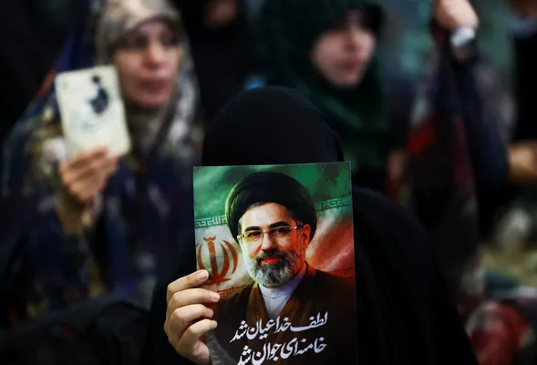 Mojtaba Khamenei hospitalisé à Qom dans un état critique, selon des sources diplomatiques - i24NEWS