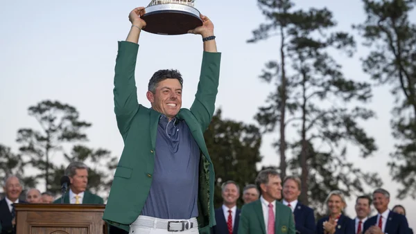 Rory McIlroy lève le trophée des Masters, signant son Grand Chelem.