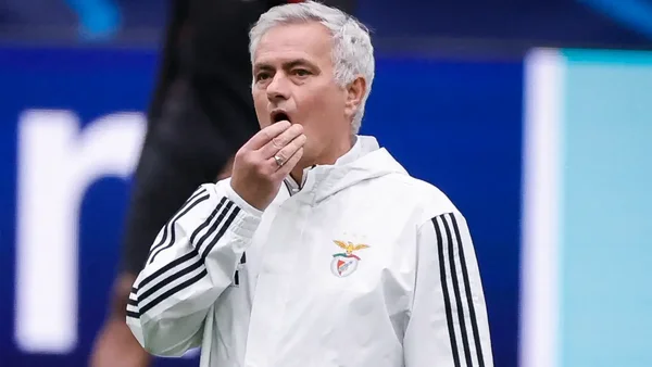 José Mourinho en pleine action sur le banc de touche.
