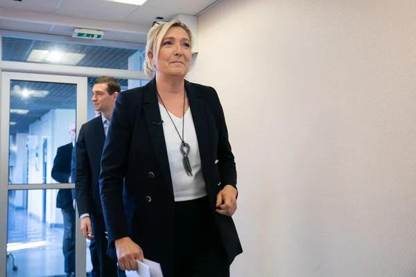Marine Le Pen visitant les futurs locaux du QG du Rassemblement National dans le XVIe arrondissement de Paris.