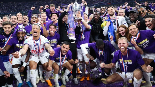 Le Toulouse FC célébrant son titre de vainqueur de la Coupe de France après sa victoire contre Nantes.
