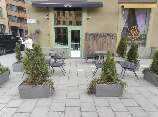 L'entrée et la terrasse extérieure de l'Andon Cafe, le premier café au monde dirigé par une intelligence artificielle, situé à Stockholm.