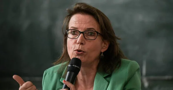 Claire Hédon s'exprimant au micro, vêtue d'un blazer vert.