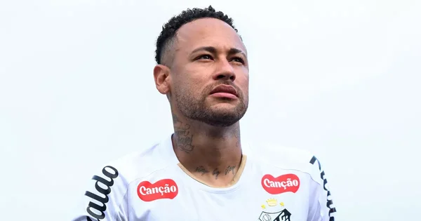 L'ancienne star brésilienne Neymar pose pour une photographie officielle.