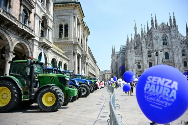 Tracteurs et ballon 'SENZA PAURA' devant le Duomo de Milan lors du rassemblement de l'extrême droite européenne.