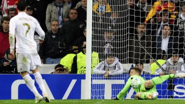 Cristiano Ronaldo et le gardien adverse lors de la séance de tirs au but opposant le Real Madrid au Bayern Munich.